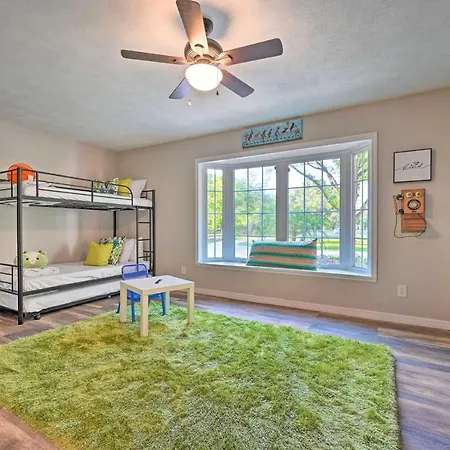Huge Lutz Family Retreat With Game Room And Pool!